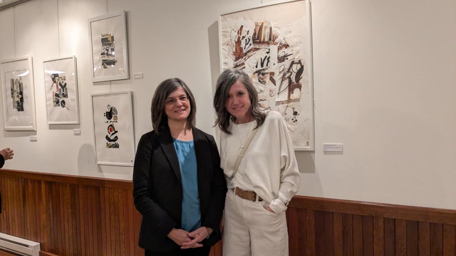 La mairesse de Saint-Lazare, Geneviève Lachance prend la pose avec l'artiste qui réside sur son territoire