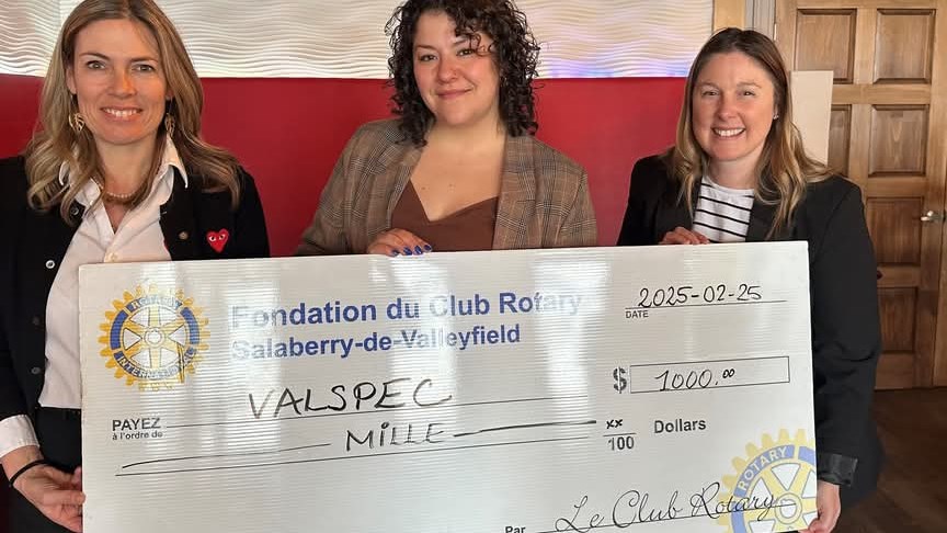 Sur la photo, on retrouve de gauche à droite: Sandrine Vinet, présidente du Club Rotary Valleyfield, Pascale Jodoin, directrice artistique adjointe chez Valspec et Jessica Stafford, directrice des communications et du marketing chez Valspec