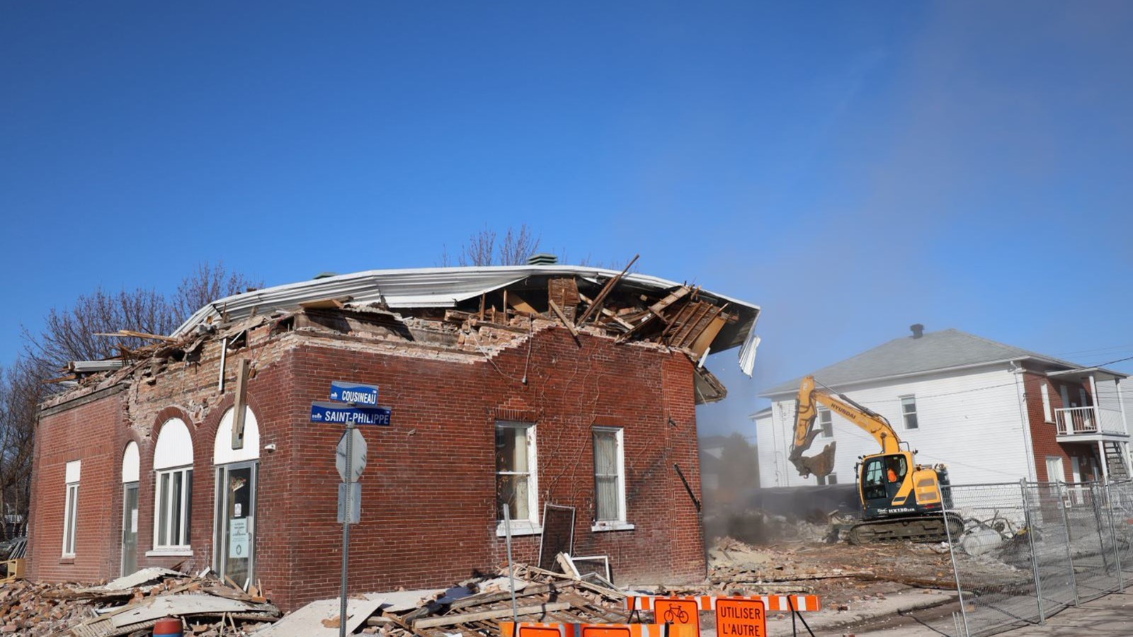 Démolition d'une ancienne caserne datant de 1899 à Salaberry-de-Valleyfield