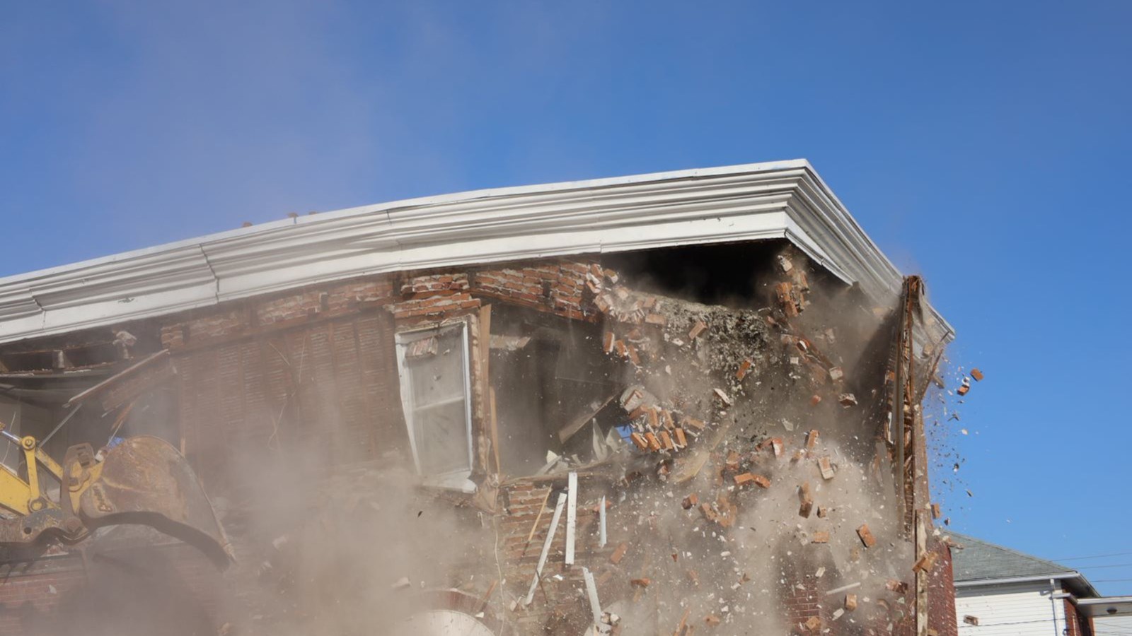 Démolition d'une ancienne caserne datant de 1899 à Salaberry-de-Valleyfield