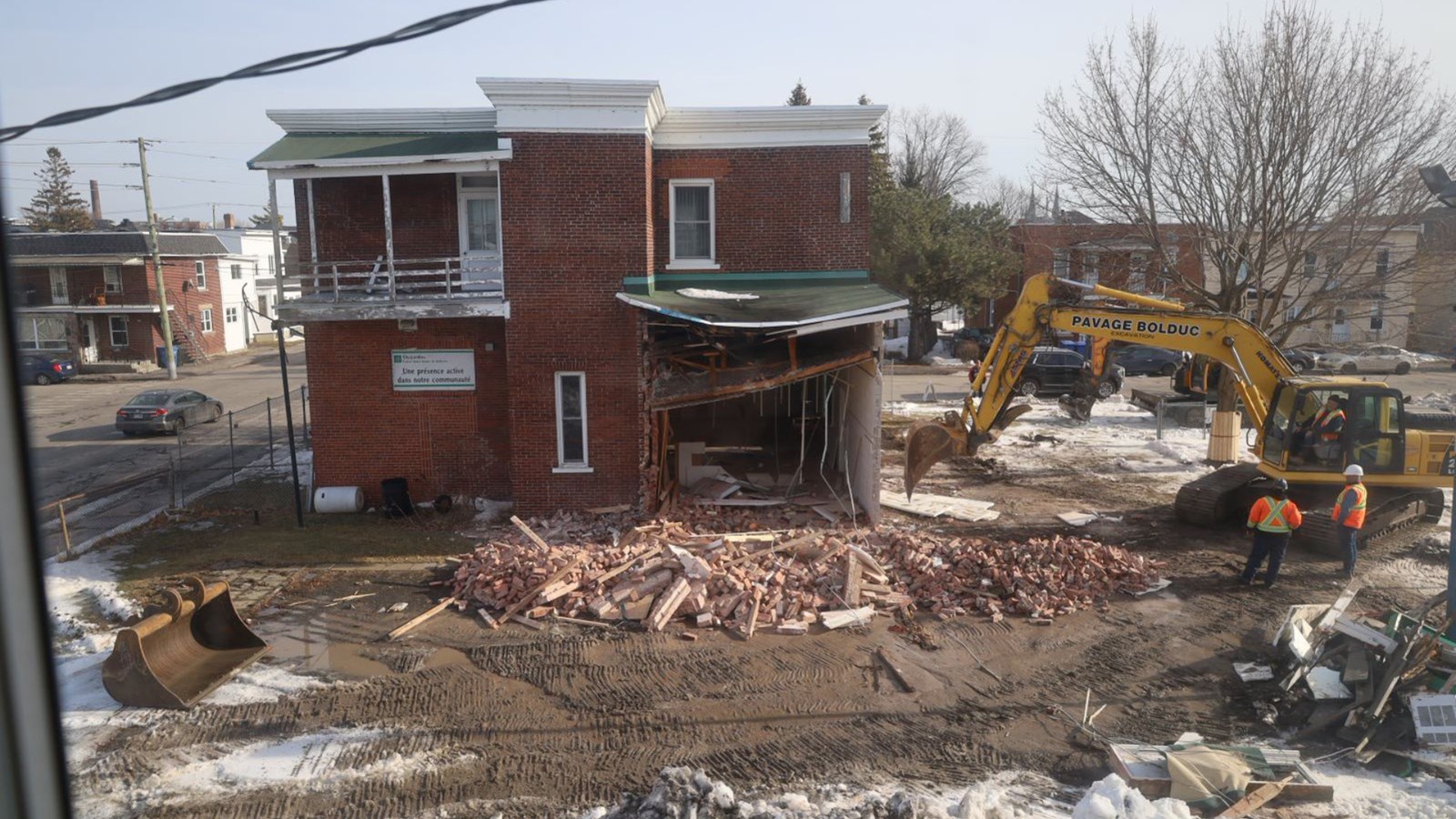 Démolition d'une ancienne caserne datant de 1899 à Salaberry-de-Valleyfield