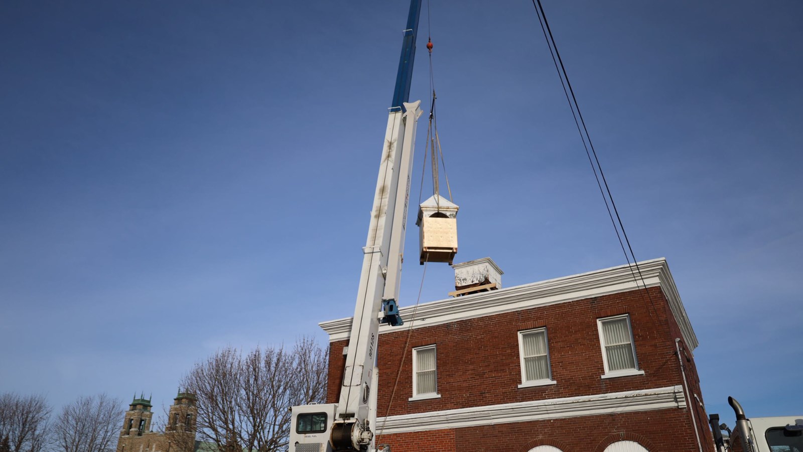 Démolition d'une ancienne caserne datant de 1899 à Salaberry-de-Valleyfield
