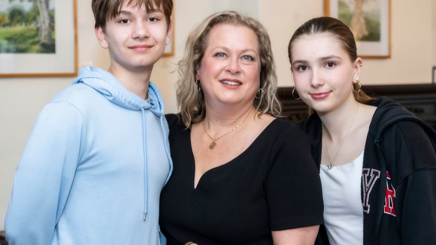 L'artiste a pris la pose avec ses enfants lors du vernissage