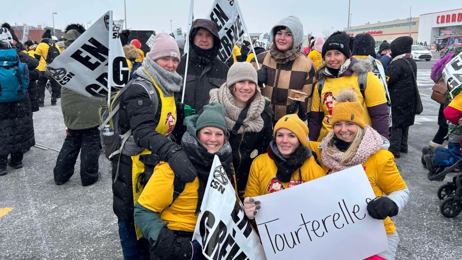 Les éducatrices de la garderie Les tourterelles à Rigaud en piquetage aujourd'hui à Rigaud