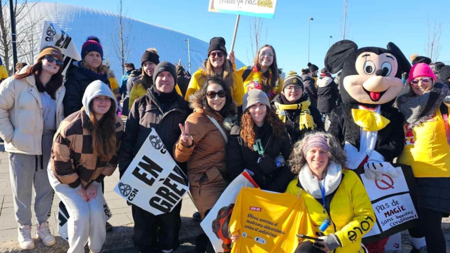 Les éducatrices de la garderie Les tourterelles, en piquetage aujourd'hui à Rigaud