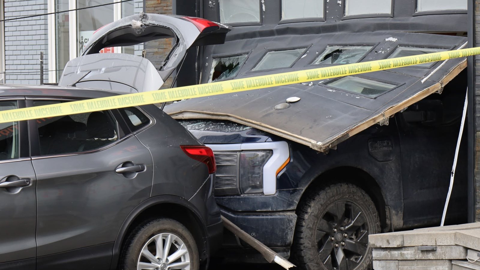 Collision entre 4 véhicules dans la cour d'un commerce 