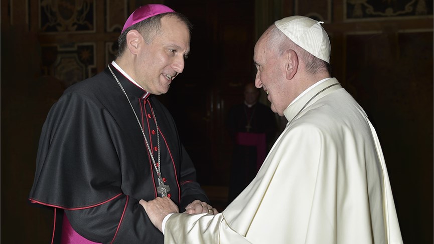Mgr Alain Faubert (gauche) en compagnie de François I (droite)