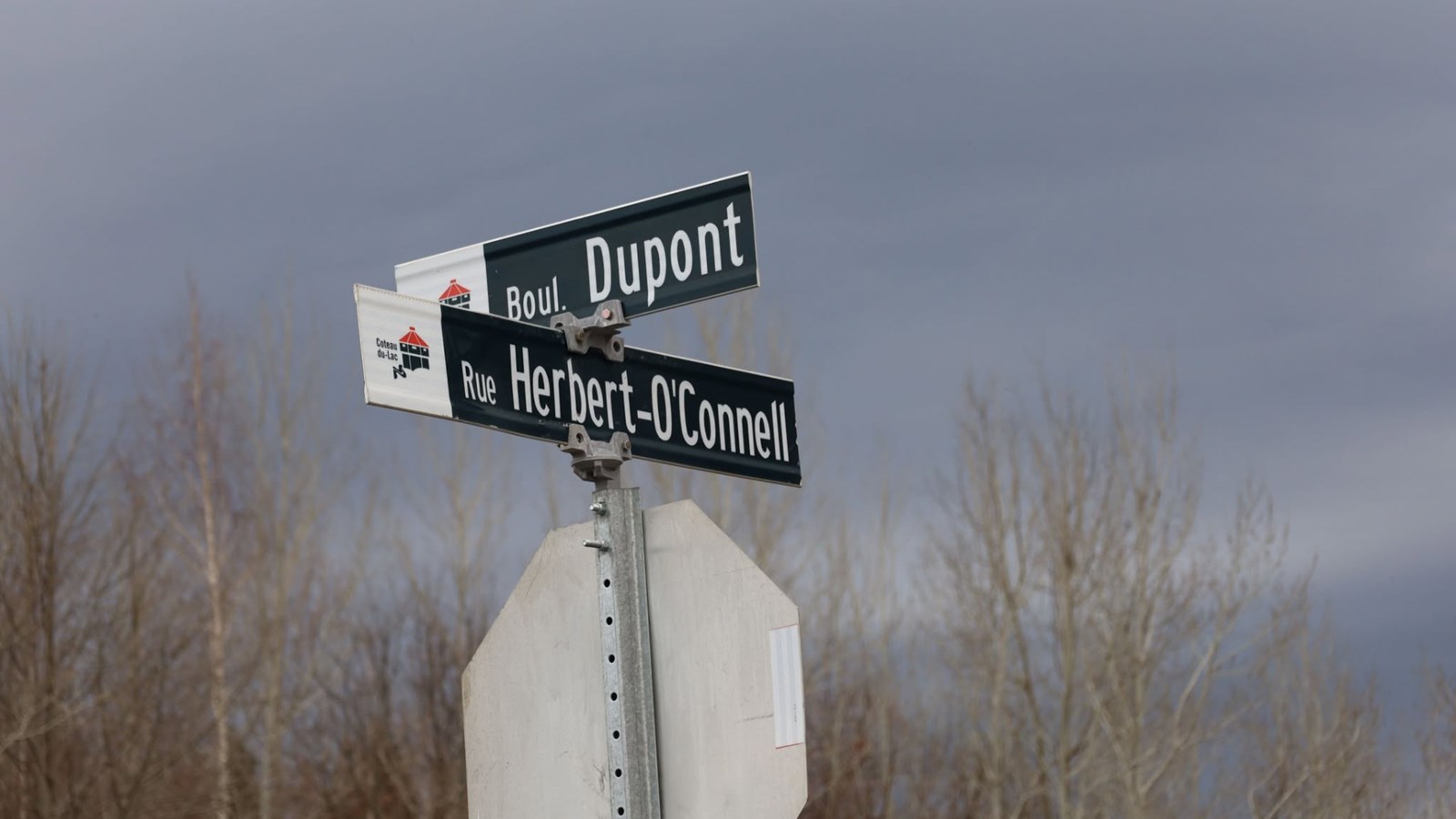 Un poids lourd se renverse dans le parc industriel de Coteau-du-Lac