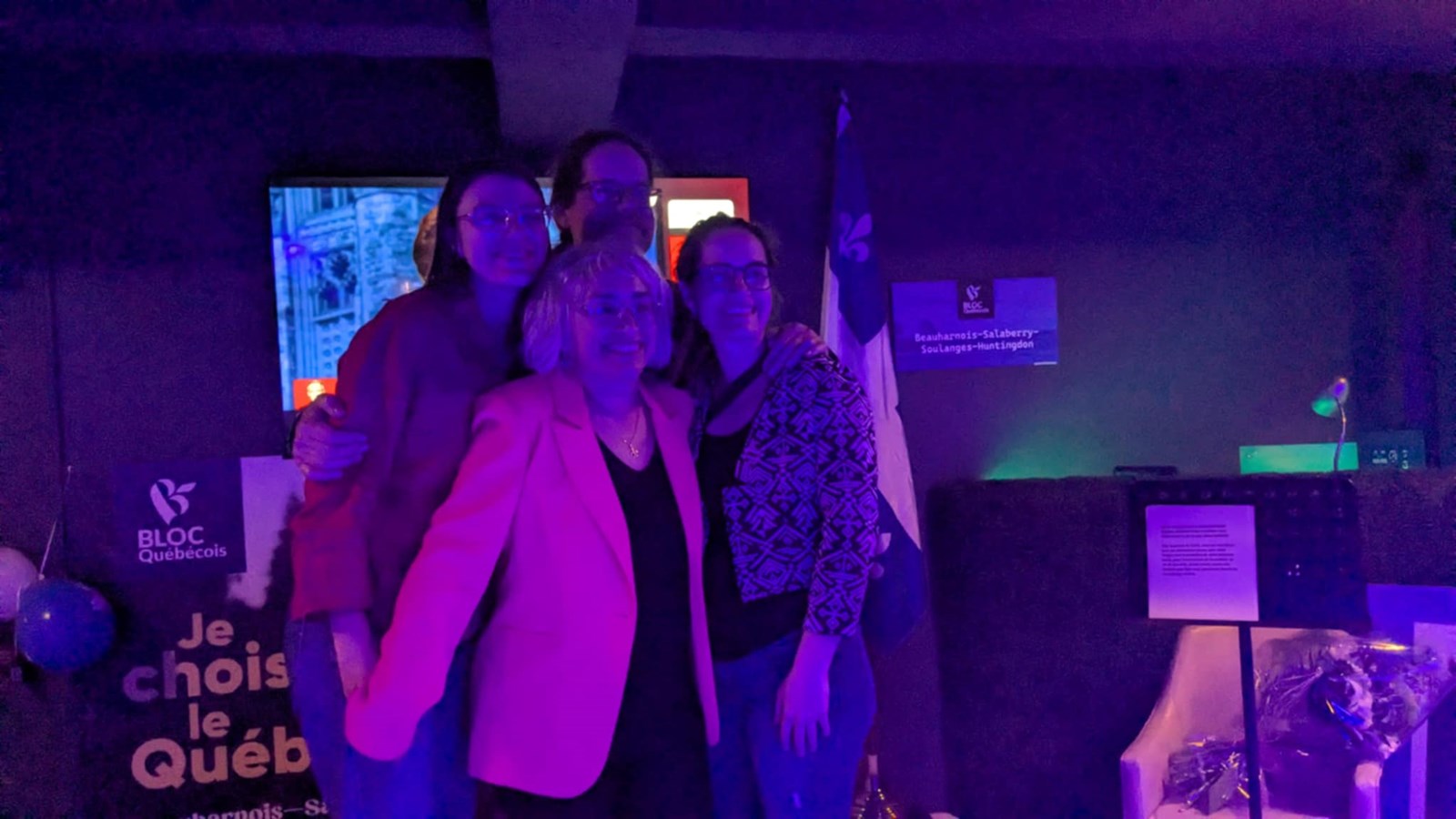 Mme DeBellefeuille pose avec son mari Maurice et ses deux filles