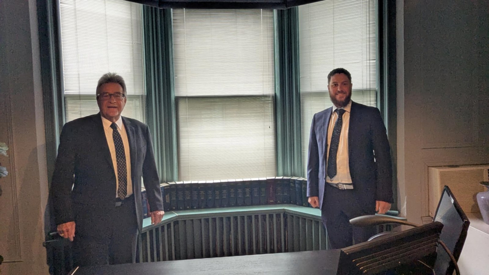 Le duo pose devant les nombreux Code criminel parus depuis l'admission de Me Vinet au Barreau du Québec