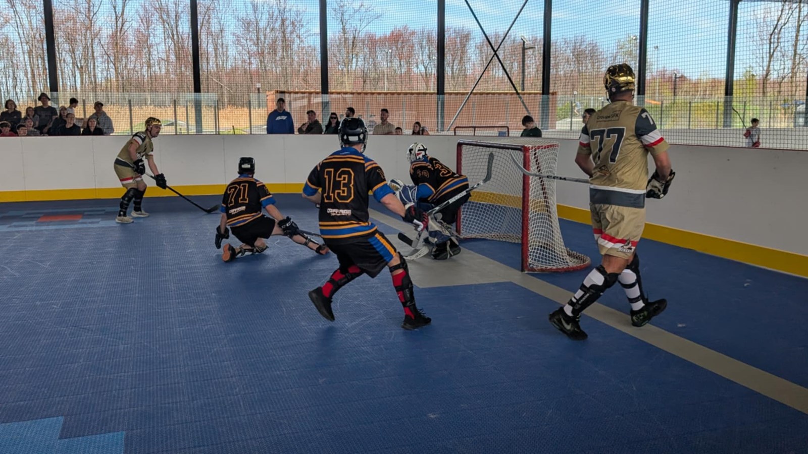 Saint-Zotique : inauguration de la nouvelle plateforme de Dek Hockey