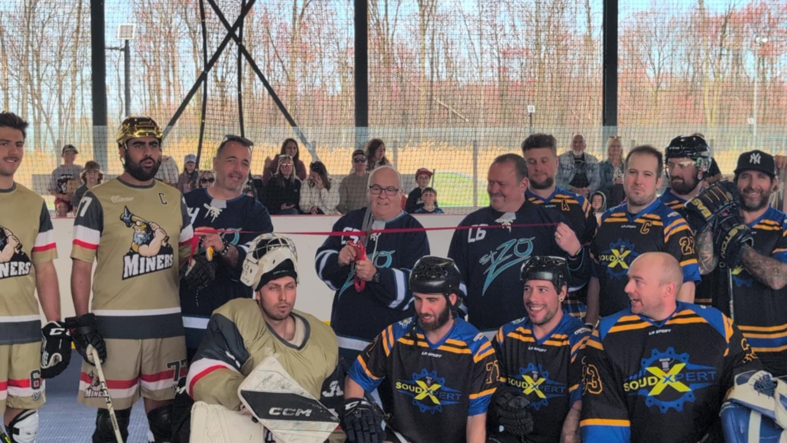Saint-Zotique : inauguration de la nouvelle plateforme de Dek Hockey