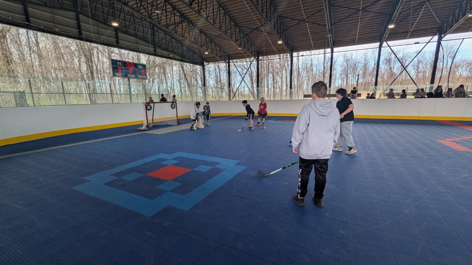 Saint-Zotique : inauguration de la nouvelle plateforme de Dek Hockey