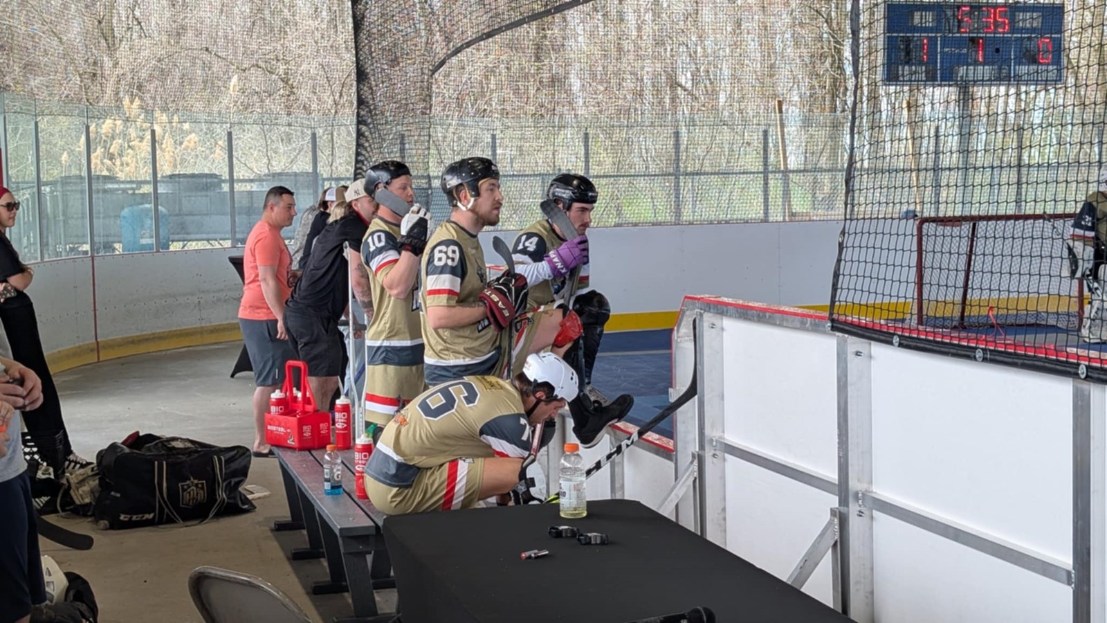 Saint-Zotique : inauguration de la nouvelle plateforme de Dek Hockey