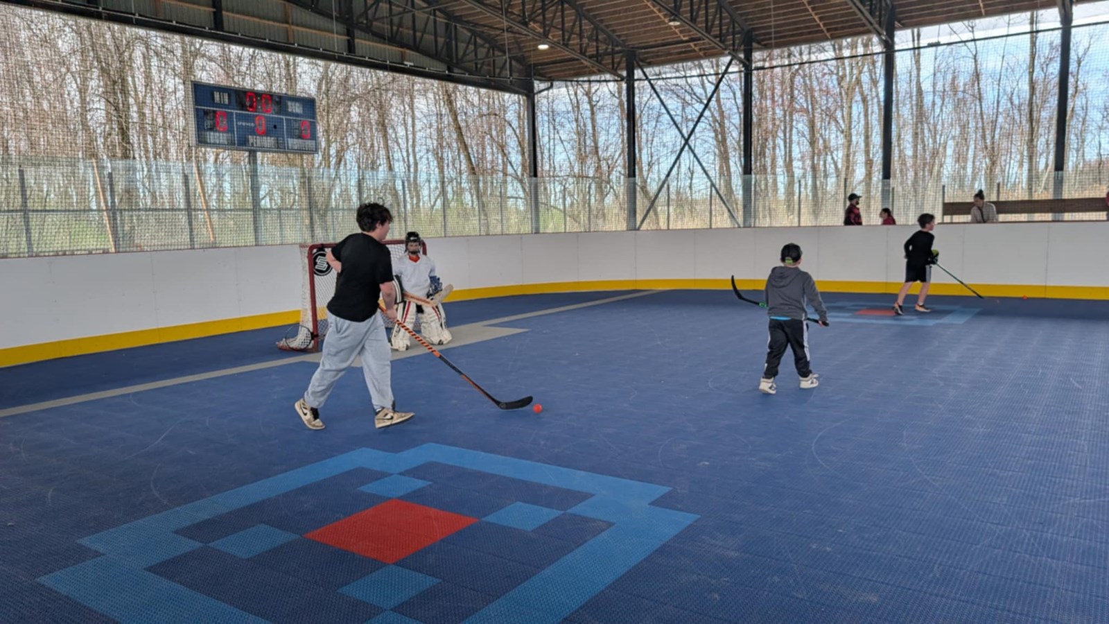 Saint-Zotique : inauguration de la nouvelle plateforme de Dek Hockey