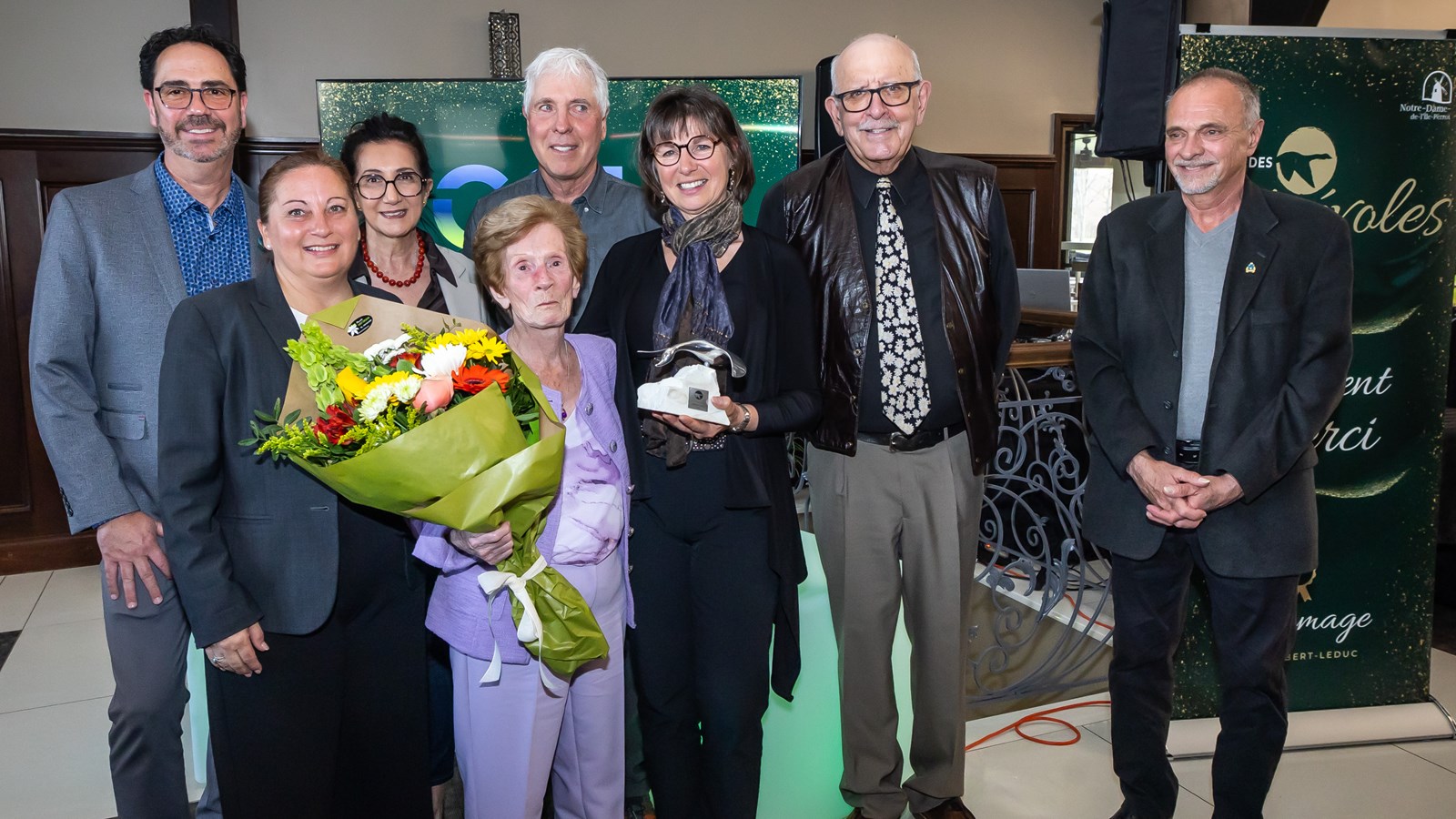 Stéphan Denis, conseiller, Danie Deschênes, mairesse, Natalia Pereira, conseillère, Claire Leduc, épouse de feu Hubert Leduc, Jean Fournel, conseiller, Roseline Koehler, Bruno Roy, conseiller, et Daniel Lauzon, conseiller