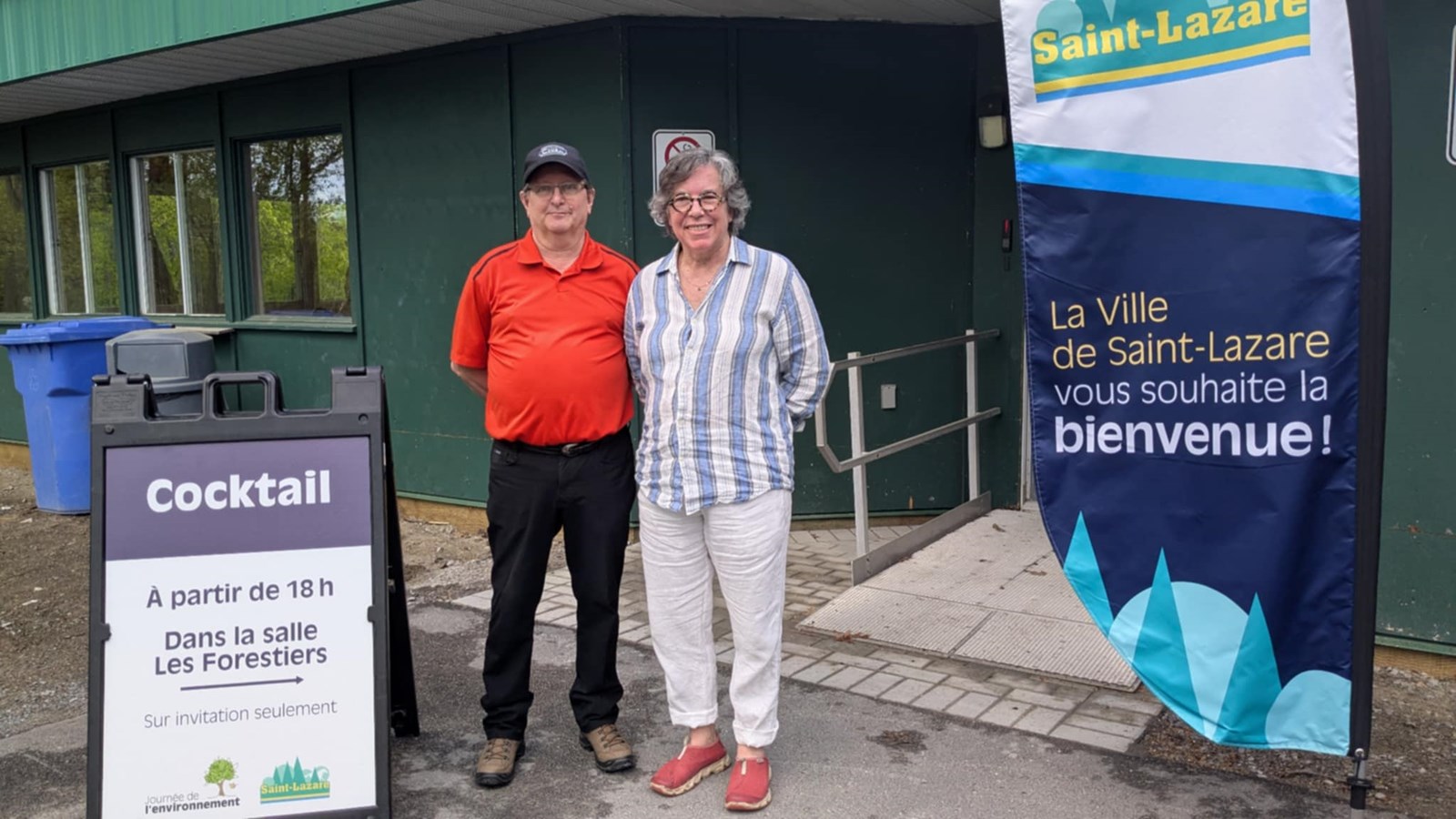 Le cinéaste André Desrochers a pris la pose avec l'artiste Annie de Lorimier qui a participé à son documentaire