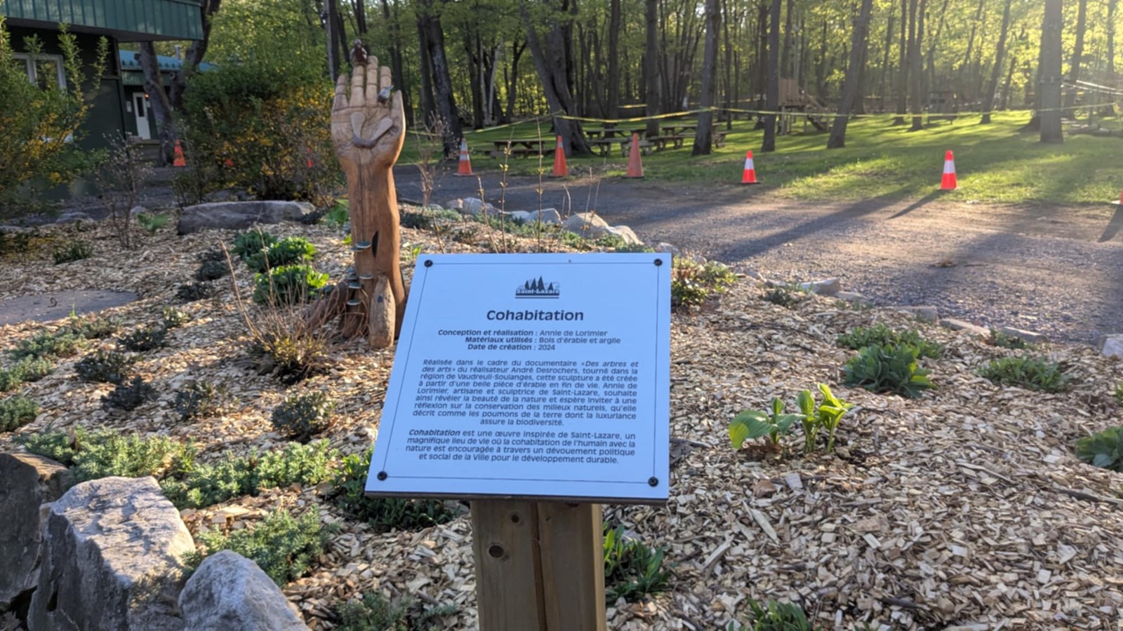 L'oeuvre créée par Annie de Lorimier, artiste de Saint-Lazare, dans le cadre du documentaire est installée au parc-nature des Forestiers à Saint-Lazare