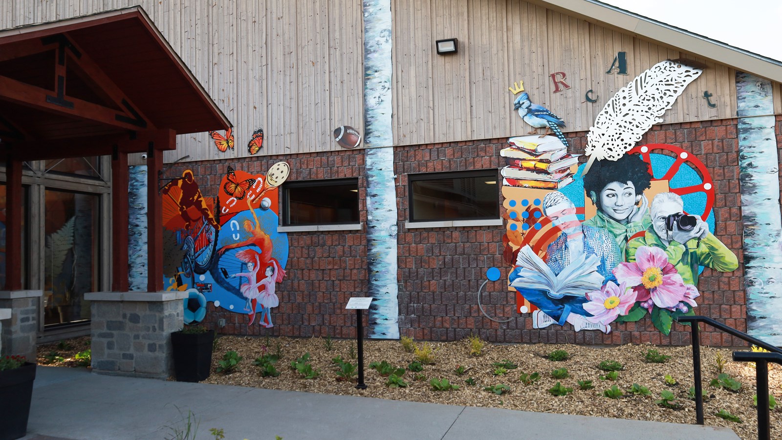 Une murale en trois tableaux sur le centre communautaire de Saint-Lazare