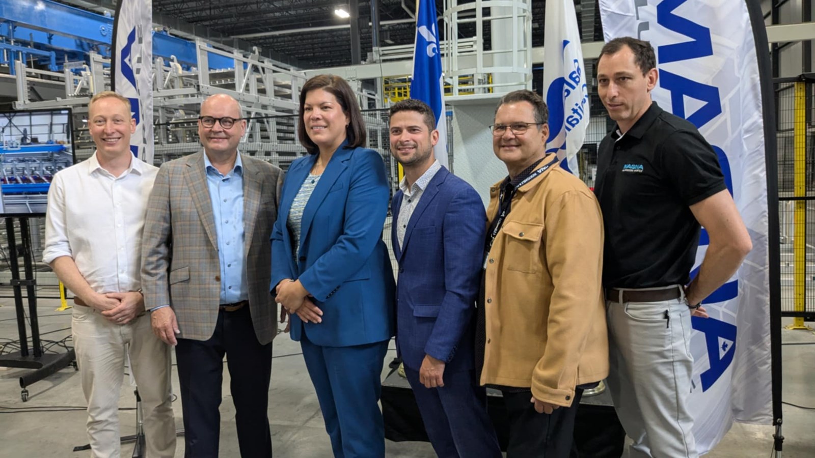 Nolan et Donovan Mills, qui prennent place à chaque extrémité de la photo, ont pris la pose avec les représentants politiques présents lors de la conférence 