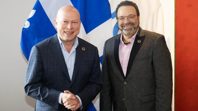 Le recteur de l’Université du Québec à Montréal (UQAM), Stéphane Pallage, et le président-directeur général du Centre intégré de santé et de services sociaux (CISSS) de la Montérégie-Ouest, Philippe Gribeauval ont pris la pause après la conclusion de l'entente