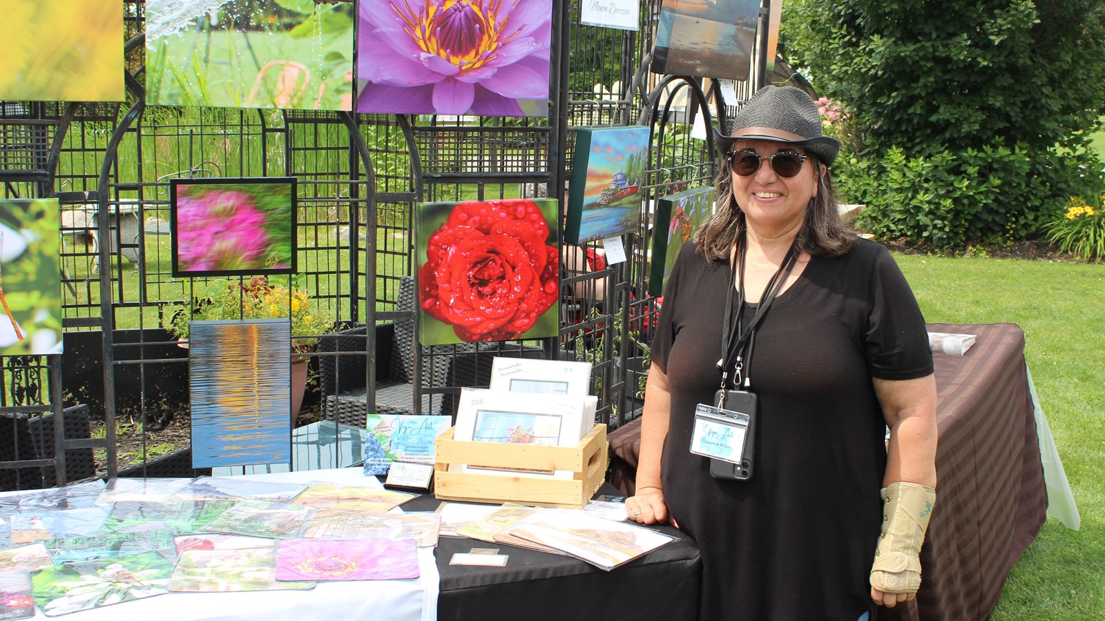 L'organisatrice de Vign'Art, Lilianne Pilon, devant ses photos.