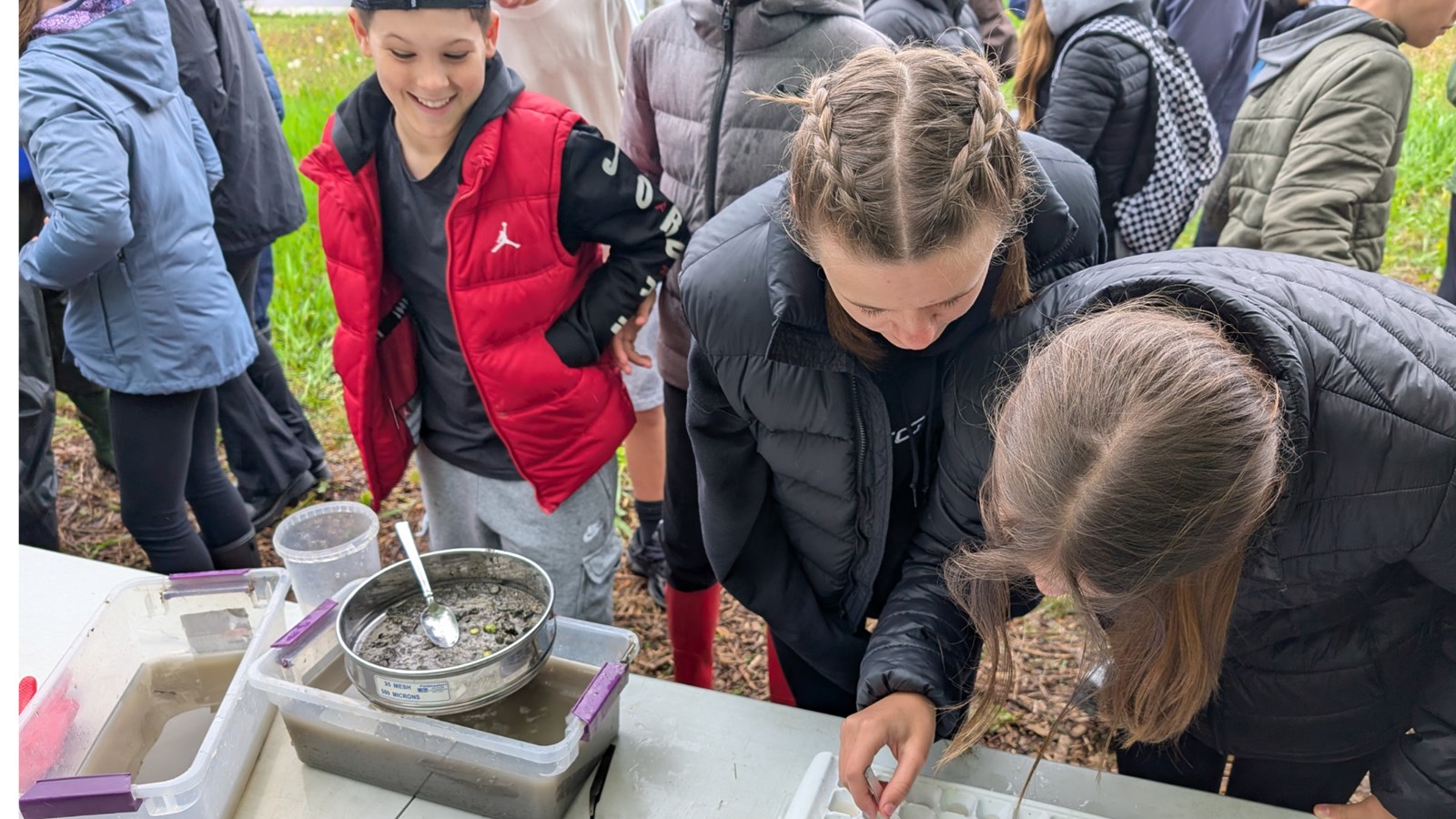 Des élèves de la région plongent dans la science des cours d’eau