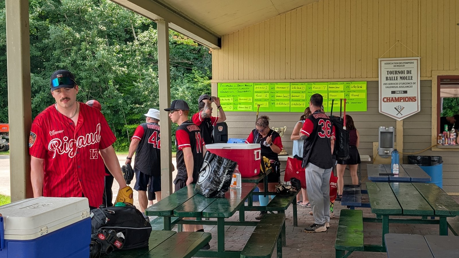 Une première édition réussie pour le tournoi de balle-molle des services d’urgence