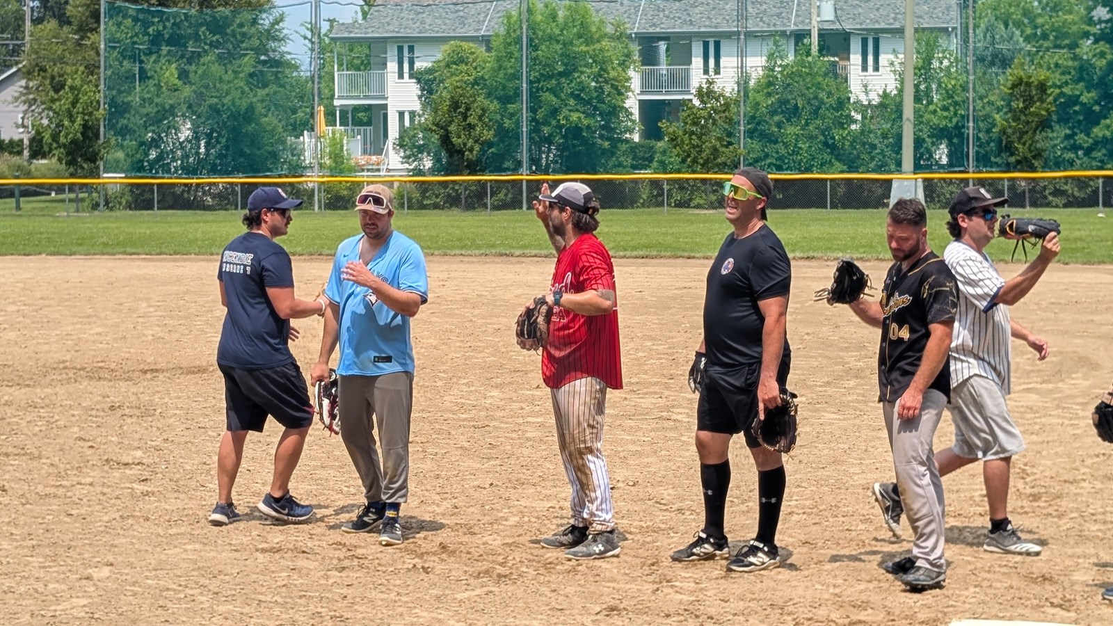 Une première édition réussie pour le tournoi de balle-molle des services d’urgence