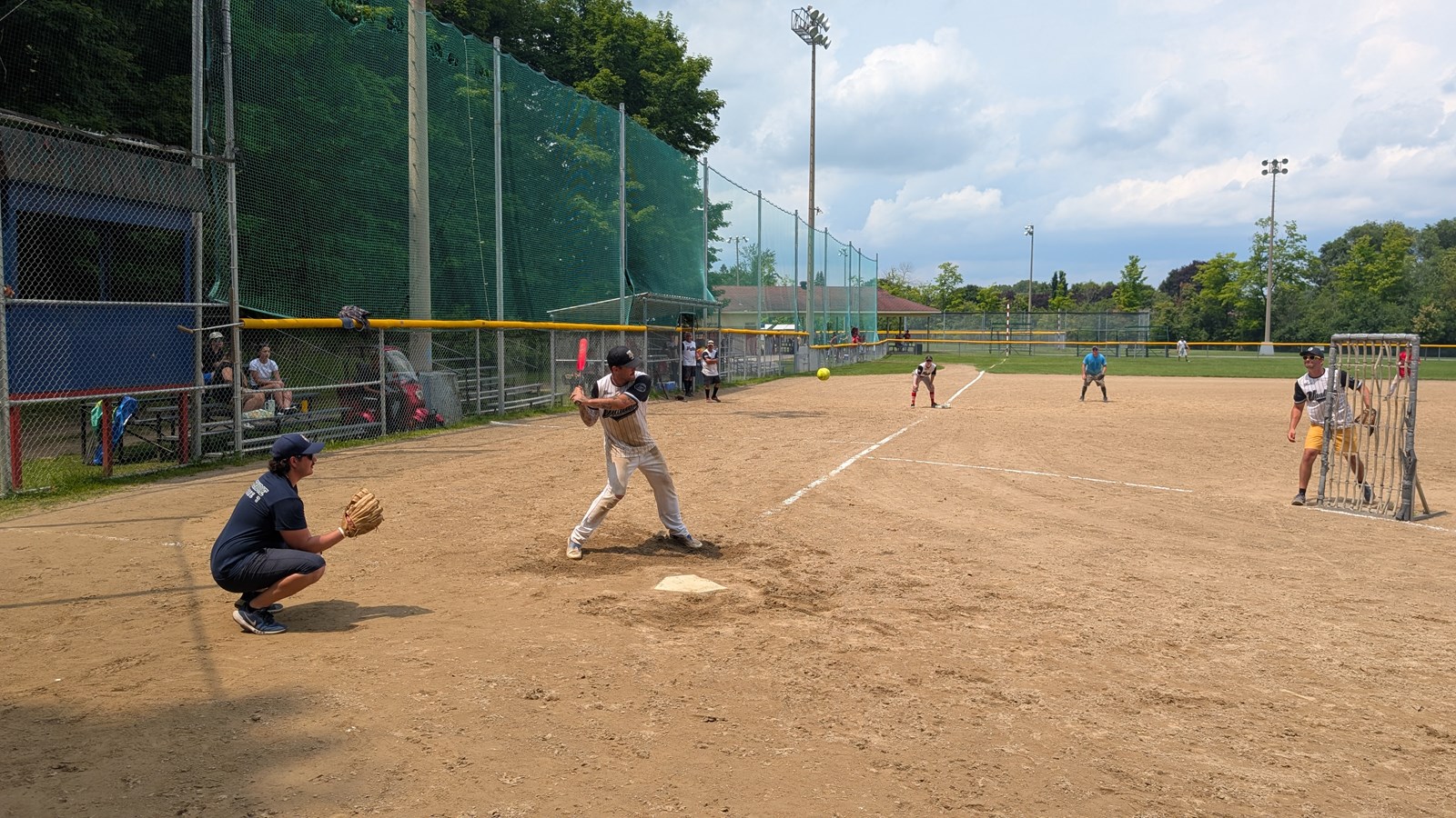 Une première édition réussie pour le tournoi de balle-molle des services d’urgence