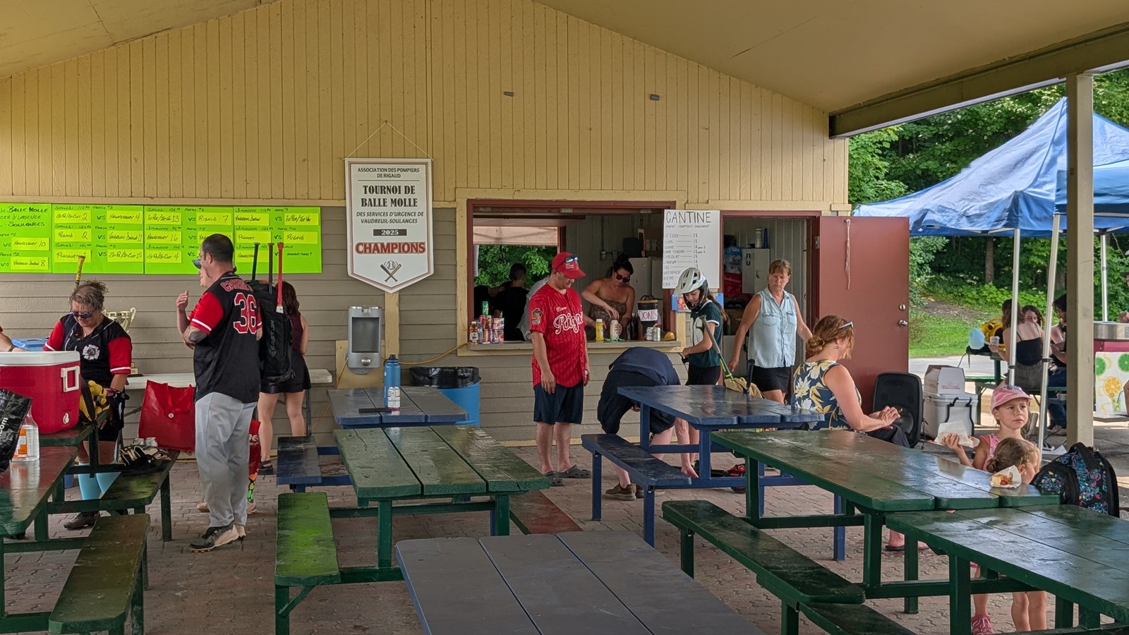 Une première édition réussie pour le tournoi de balle-molle des services d’urgence