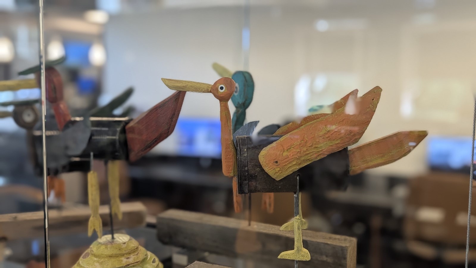 Nous sommes aux oiseaux : un voyage dans l’art populaire de Roger Brabant