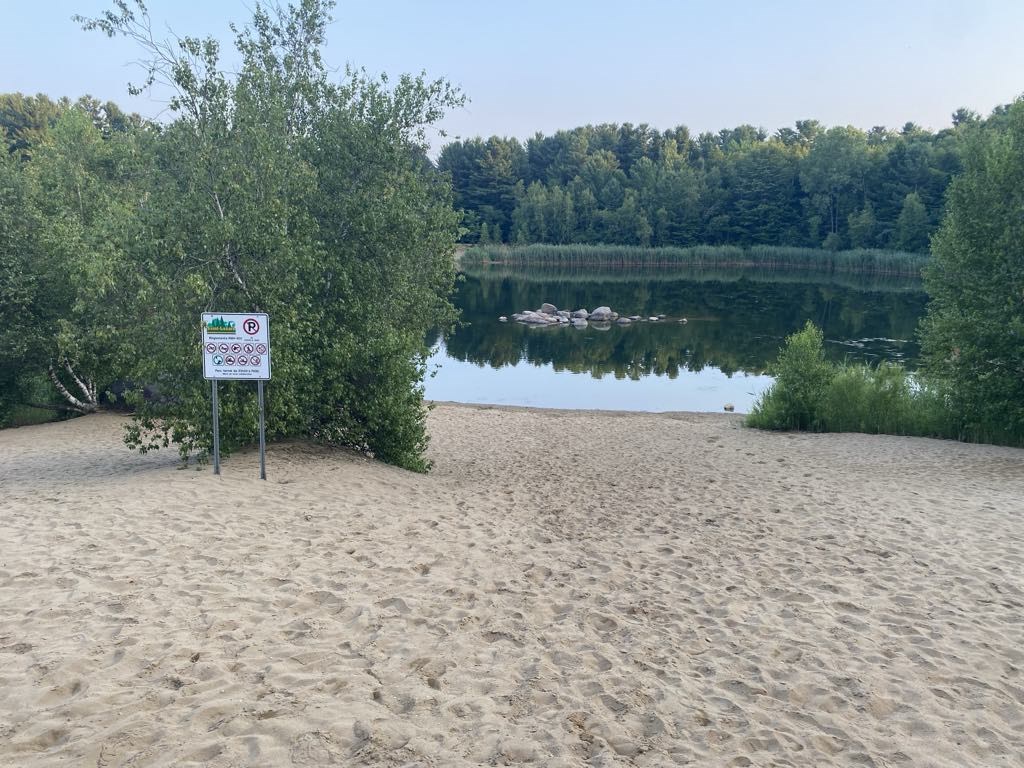 La mairesse rappelle qu'il est interdit de se baigner au Lac-des-Dunes