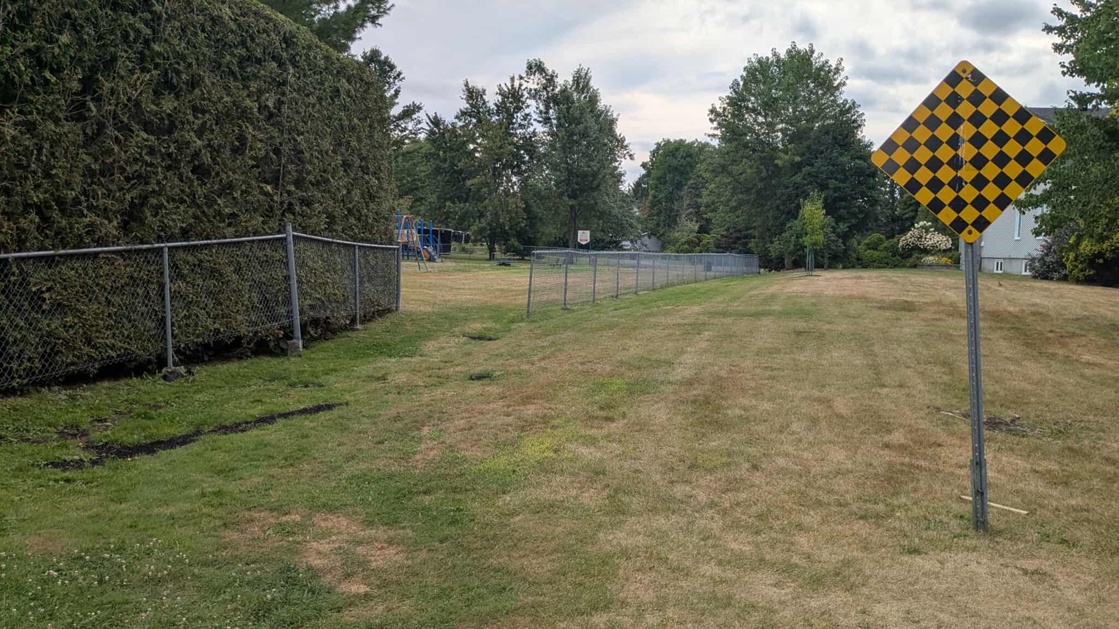 C'est une partie du terrain situé à droite de la clôture qui a été acquis par la Ville.