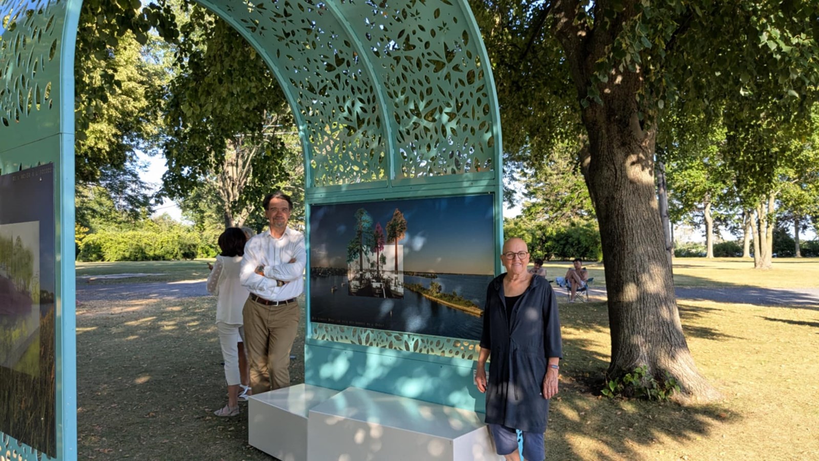Les artistes prennent la pose avec l'oeuvre située à L'Embouchure
