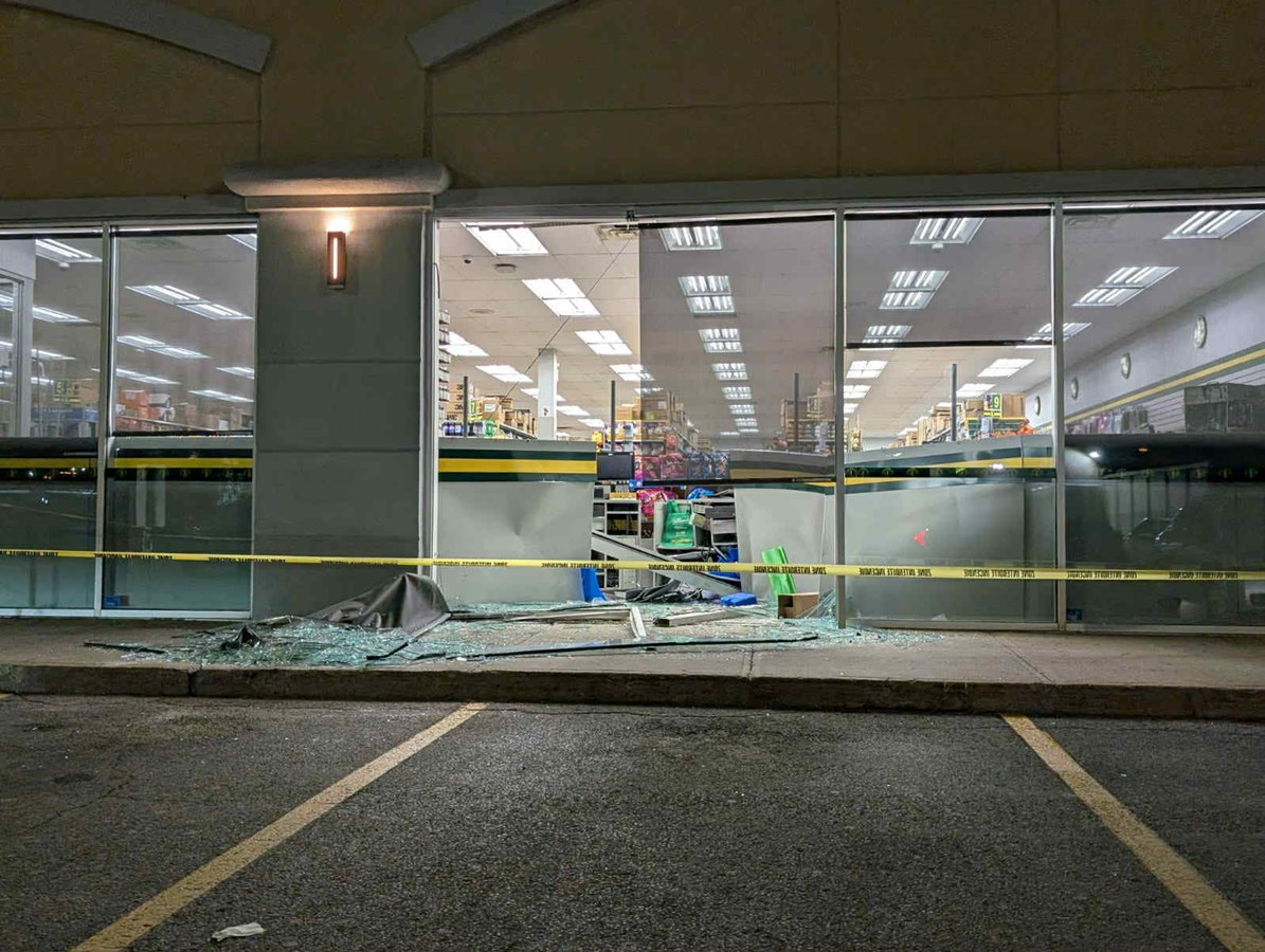 Un véhicule entre en collision avec un commerce à Vaudreuil-Dorion