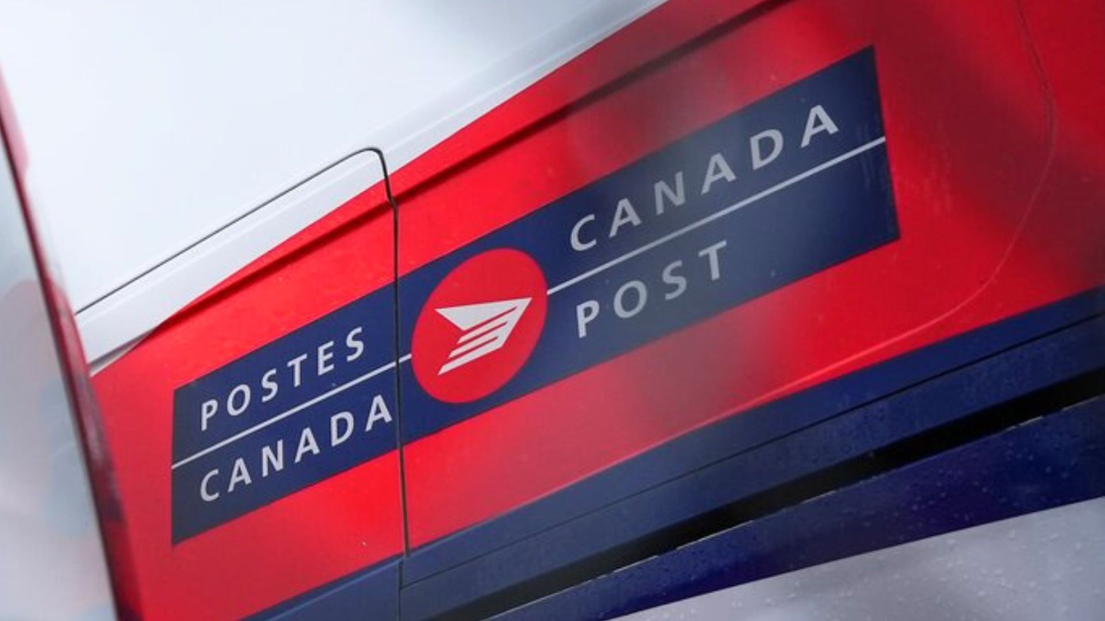 Le syndicat de Postes Canada en grève rencontrera le ministre Joël Lightbound