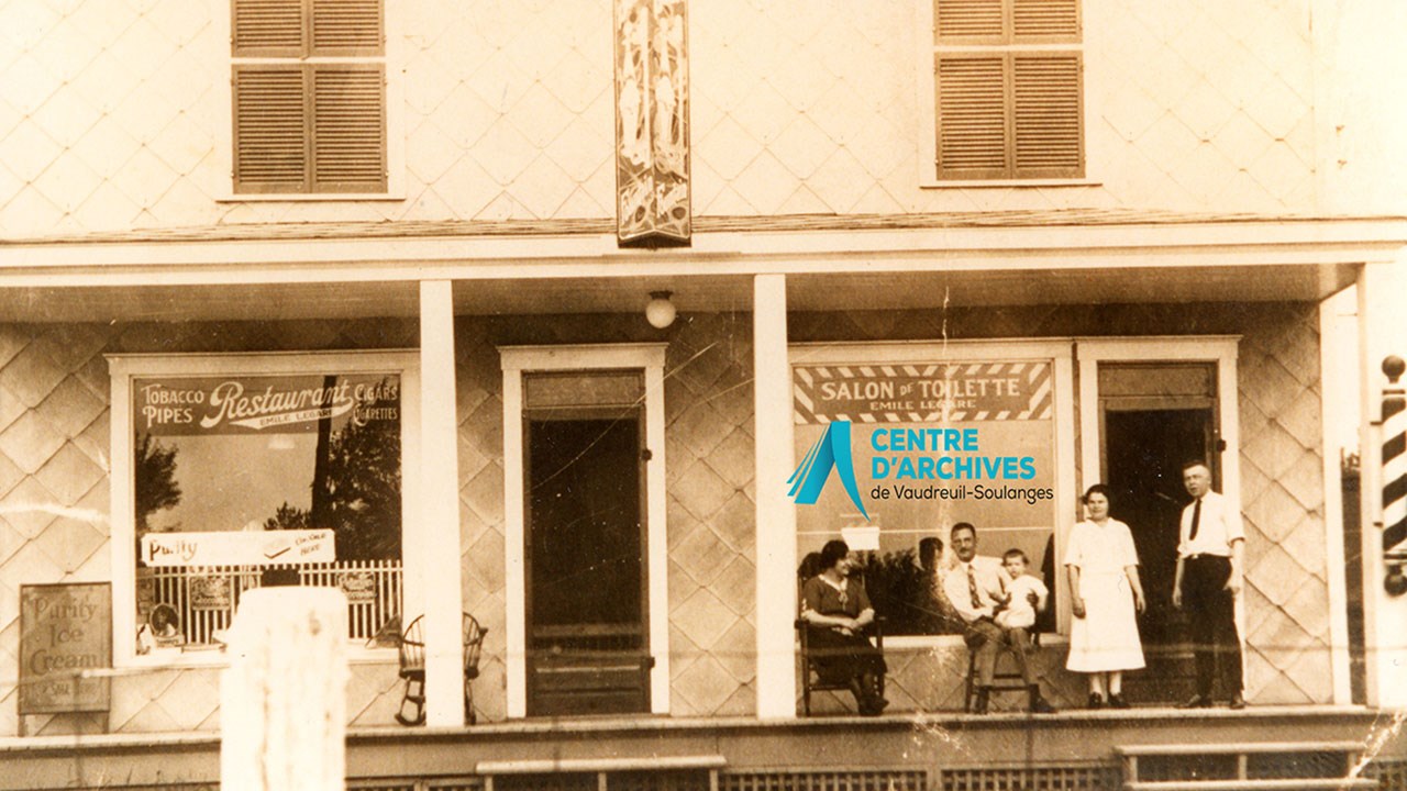 Restaurant et salon de toilette Émile Légaré sur la rue de la gare vers 1930.
