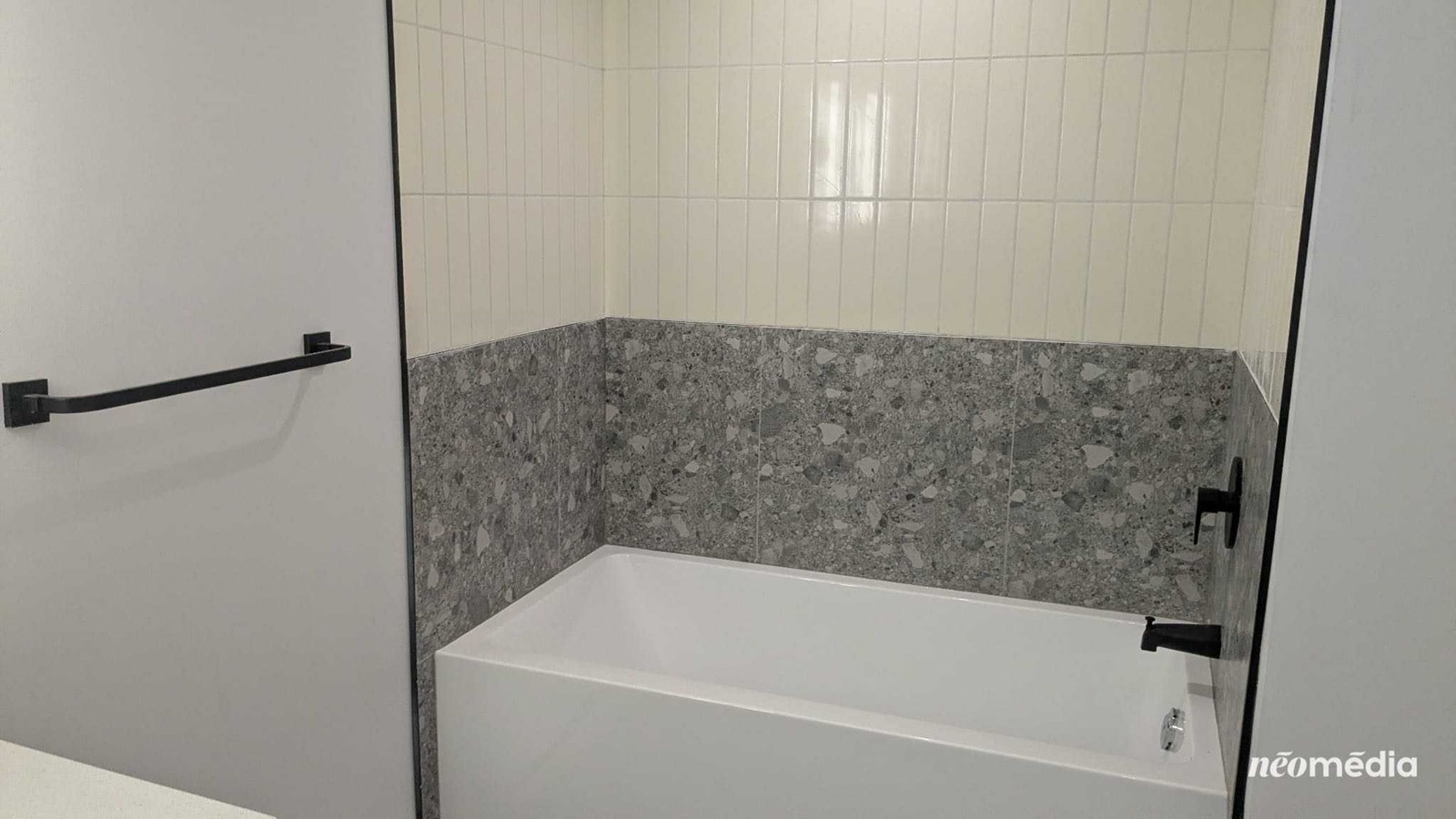 Certaines salles de bain sont équipées d'une douche et d'un bain