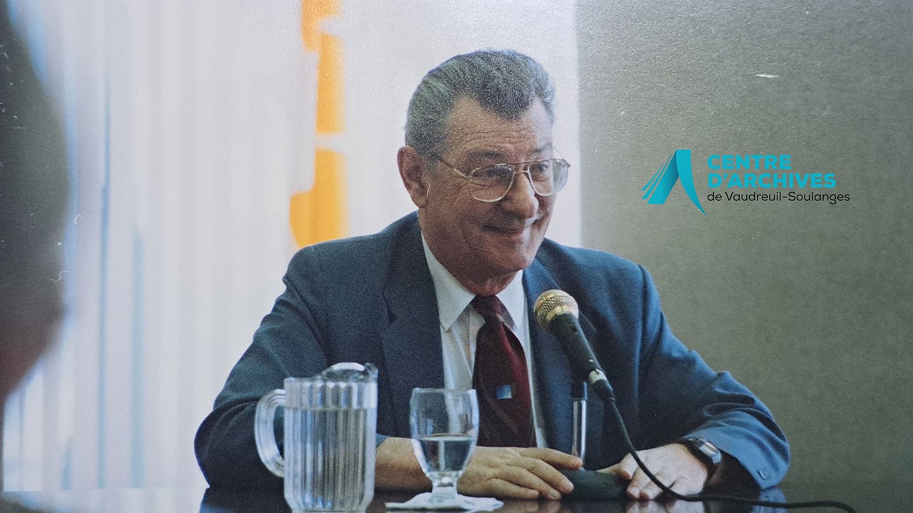 Pierre Patry au micro lors d’une conférence, s.d.
