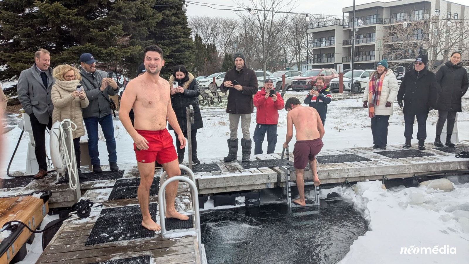 Le maire de Salaberry-de-Valleyfield a accepté de plonger dans l'eau glacée de la Baie Saint-François pour tester le concept du NordiQ Sauna