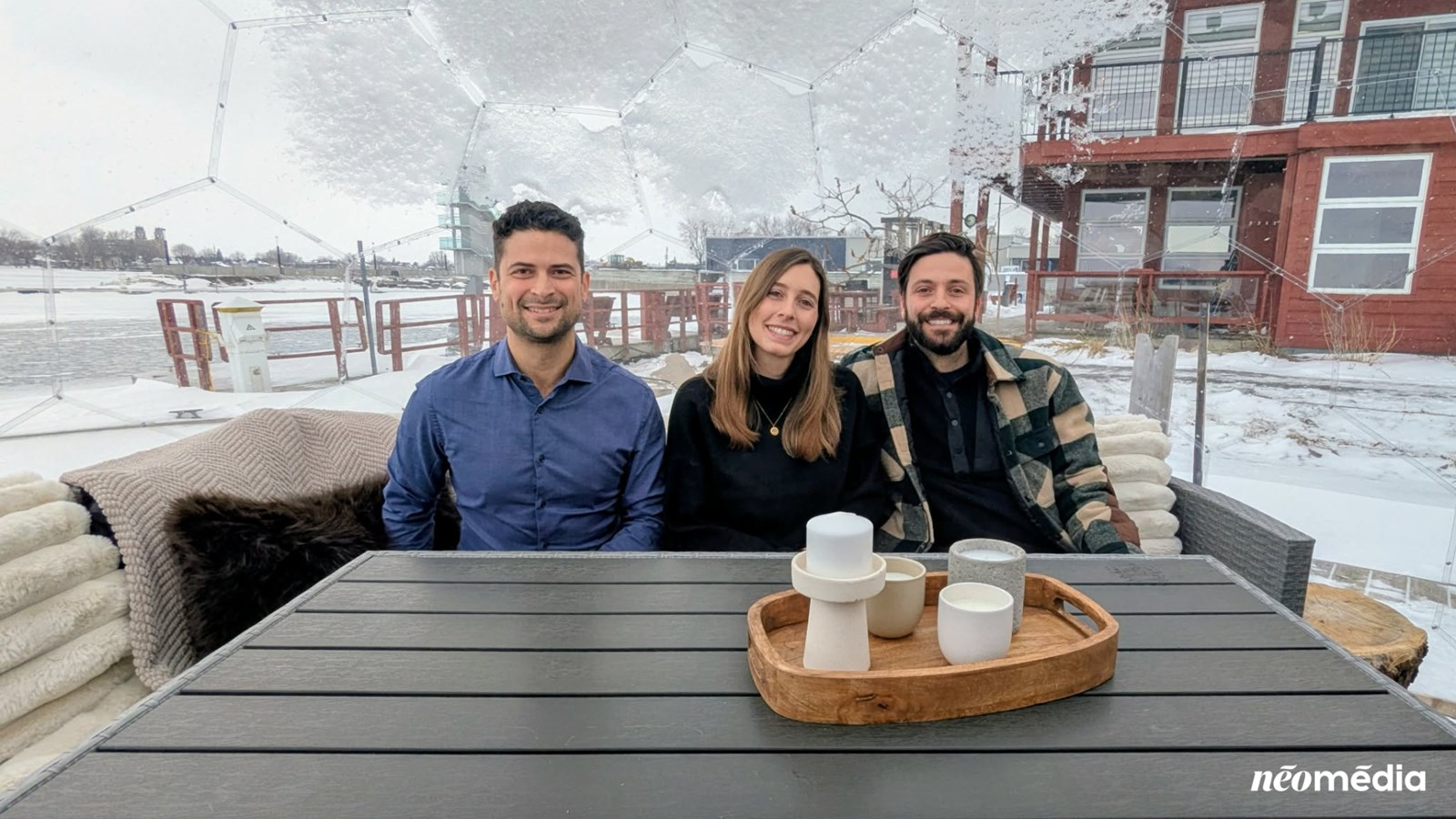 Le maire de Salaberry-de-Valleyfield, Miguel Lemieux, a pris la pose avec les copropriétaires du NordiQ Sauna, Alexandra Maheu Drouin et Axel Flavio Giachino lors de la conférence de presse de ce mardi 16 décembre