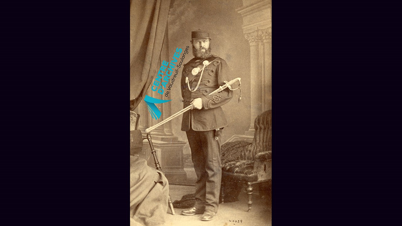 Milicien avec son épée.