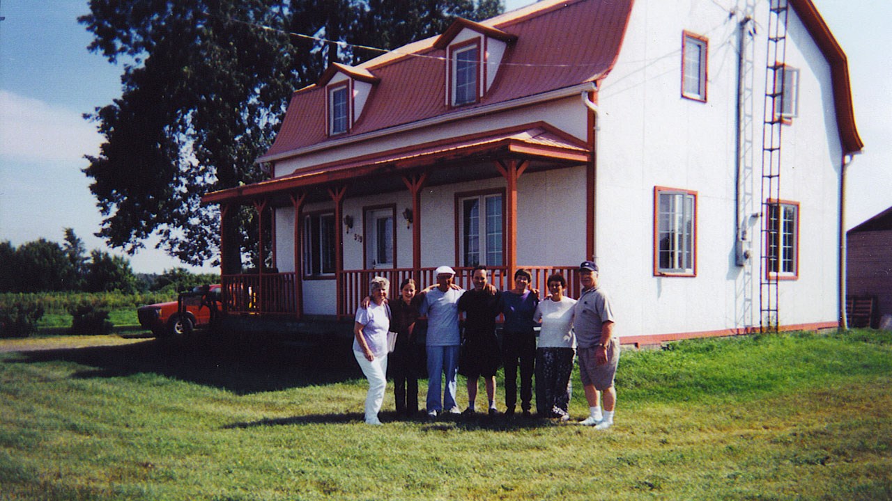 Devant la maison où Pierre Cholette a été exposé en décembre 1907 :
Julia, Ariana et Carol Sholette, Greg & Janet, Carmen & Marcel Cholette,14 juillet 2002.  