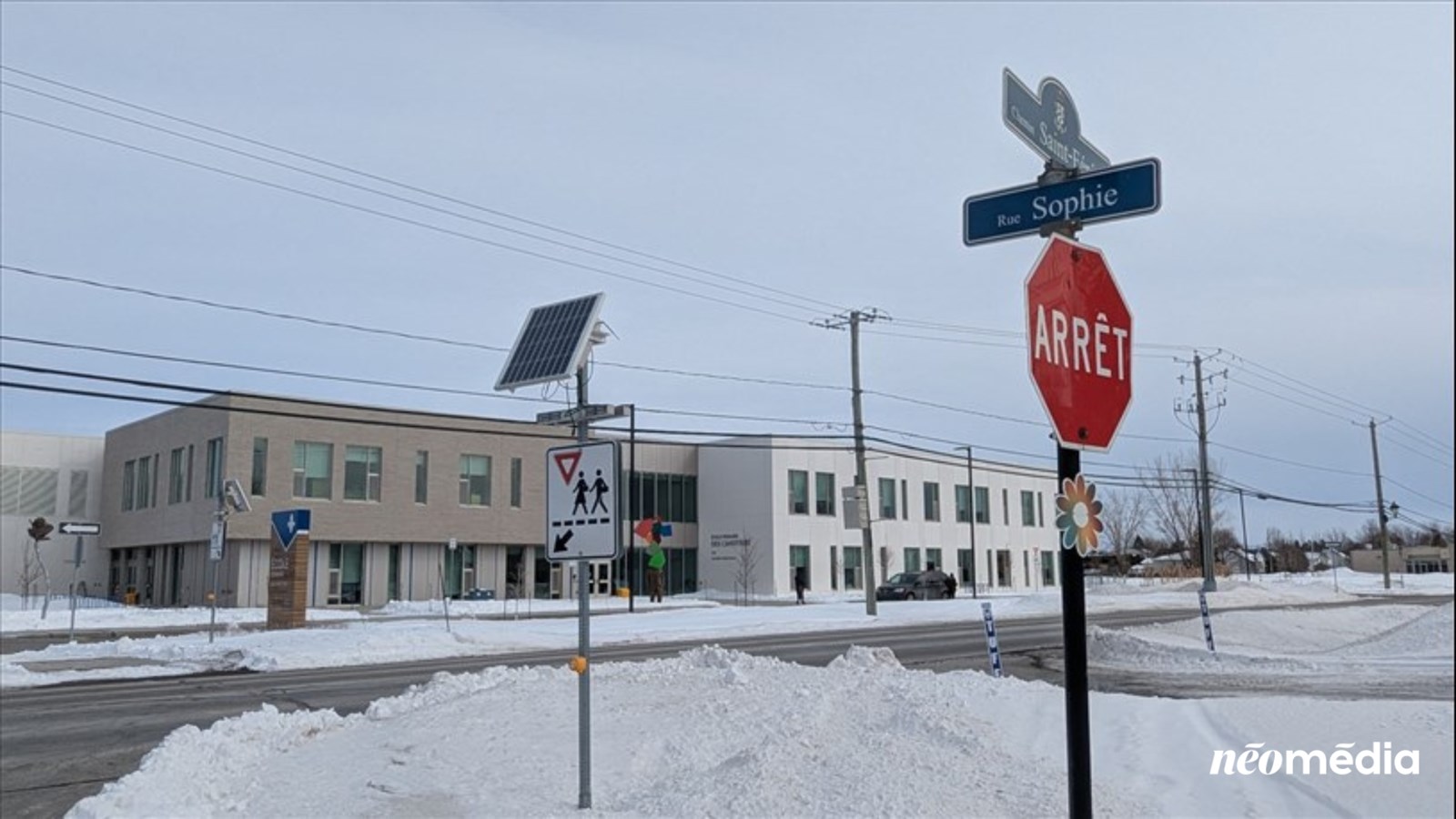 Pas de panneaux d'arrêts installés devant l'école des Canotiers