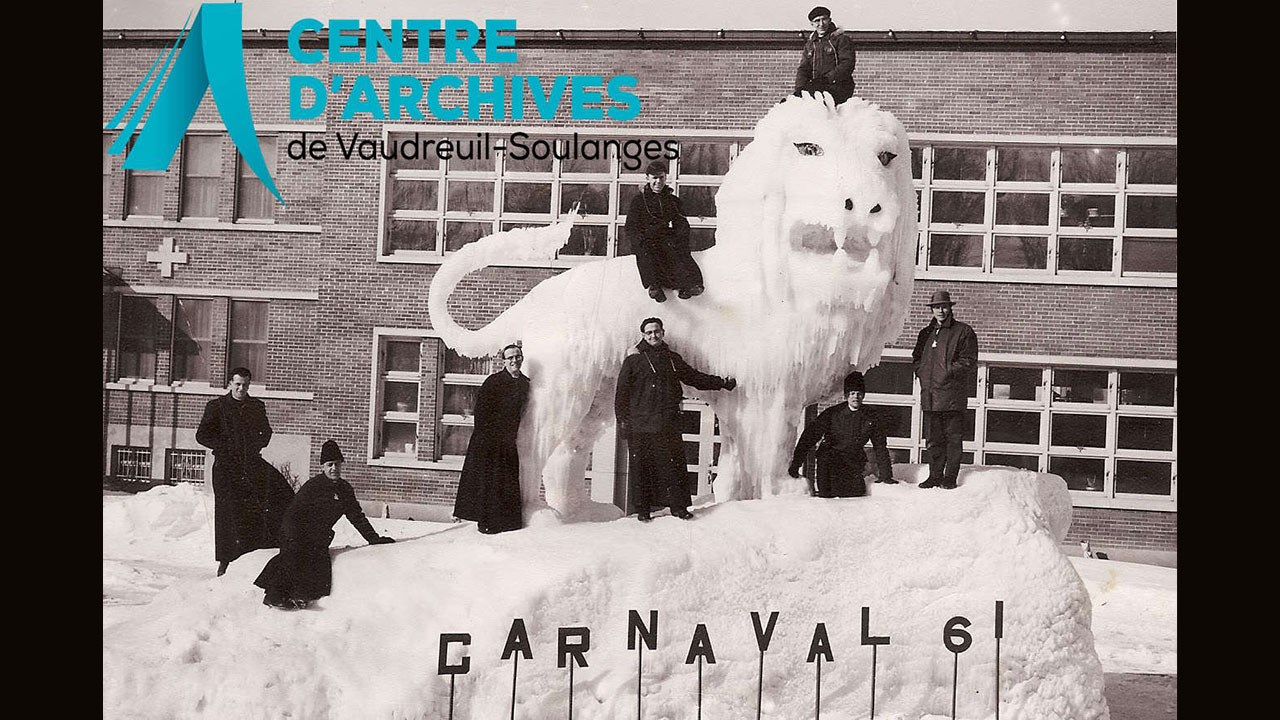 Frères enseignant devant la sculpture de lion, 1961.