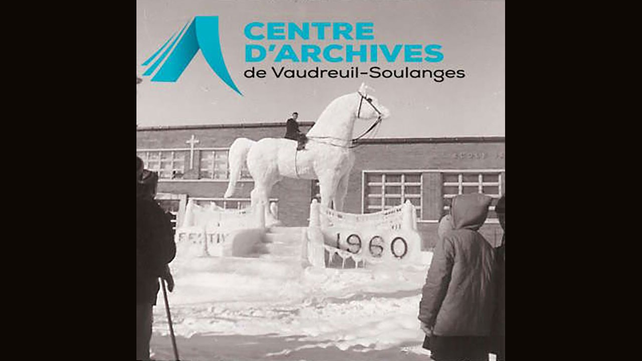 On chevauche la sculpture de cheval au Festival de St-Michel, 1960.