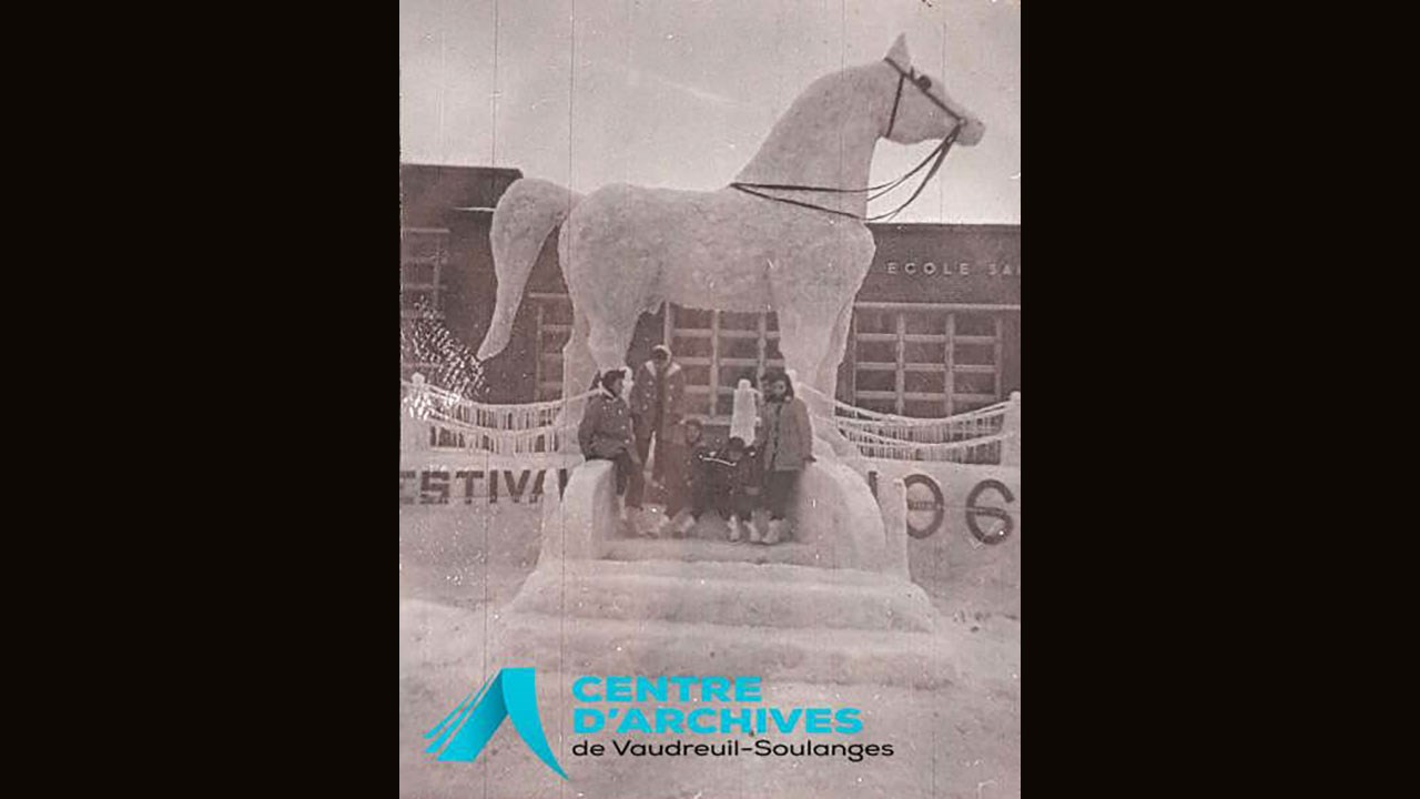 Étudiantes devant la sculpture de cheval au Festival de St-Michel, 1960.