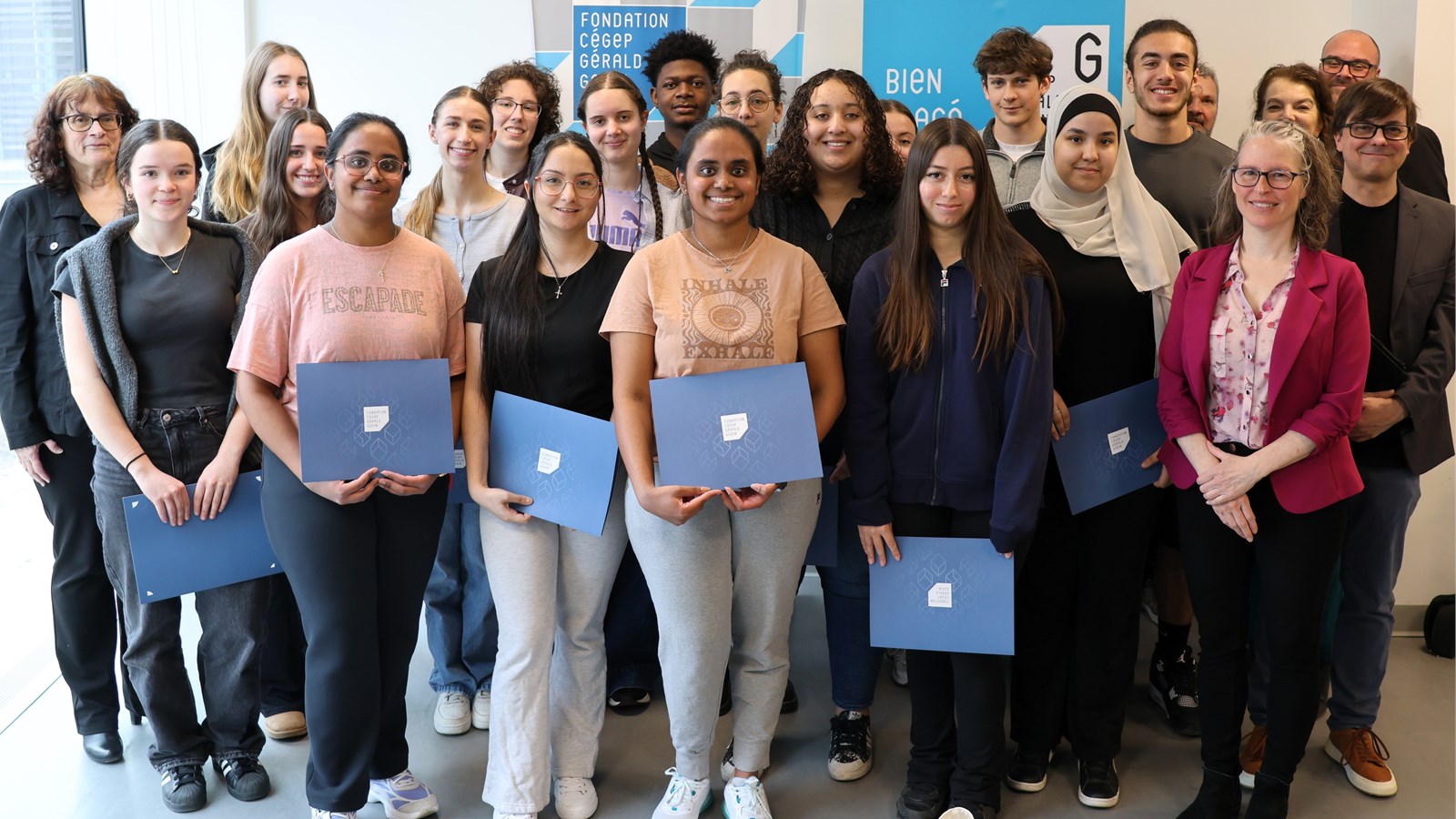 Des jeunes talentueux et engagés reçoivent des bourses d'études