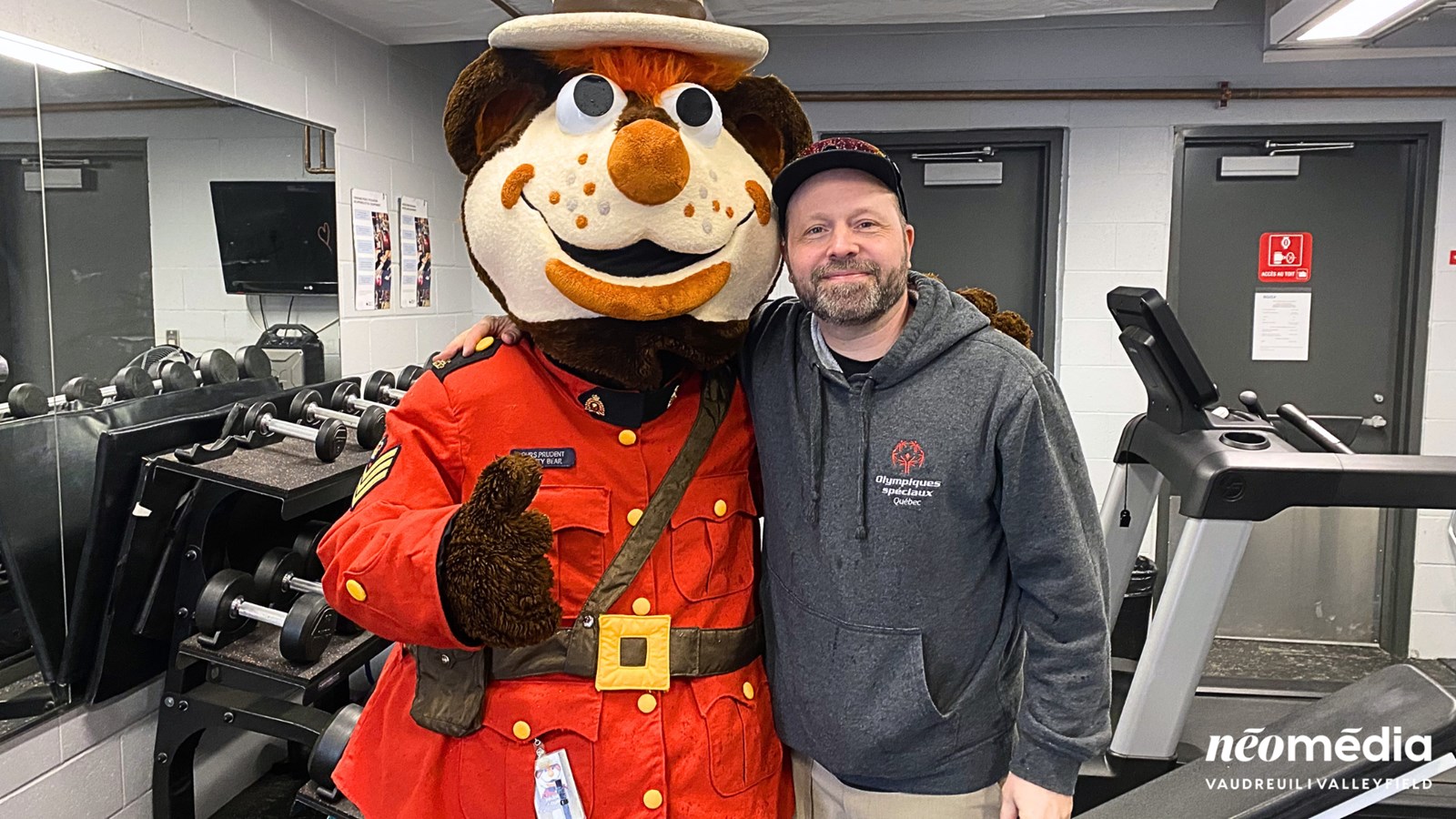 Ours Prudent en compagnie de Pierre-Olivier Dionne, responsable des événements, partenariats et commandites chez Olympiques Spéciaux Québec.